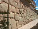 Cusco, narrow street stonework.jpg (71201 bytes)