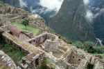 Machu Pichu, view over buildings.jpg (143939 bytes)