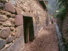 Ollantaytambo, mid-status stonework in village.jpg (68899 bytes)