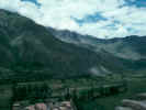 Ollantaytambo, view over valley to quarry.jpg (39606 bytes)